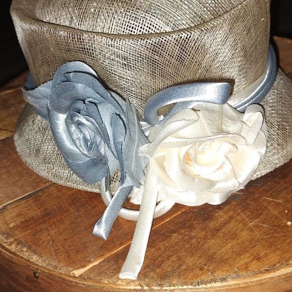Vintage Ivory wedding party hat with blue and ivory flowers Canadian made - Picture 2 of 7